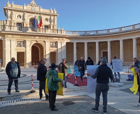 Emiciclo: doppia protesta davanti al Consiglio regionale