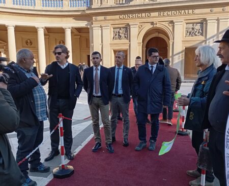 Emiciclo: doppia protesta davanti al Consiglio regionale