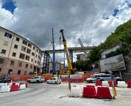 L’Aquila: montaggio impalcato ponte Belvedere