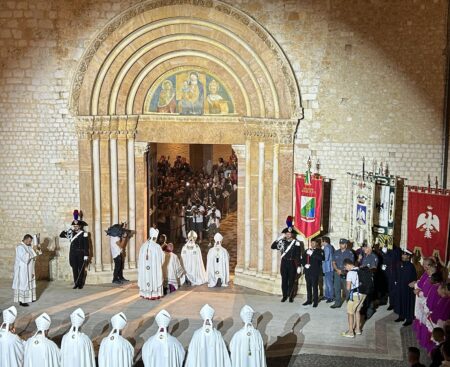731^ Perdonanza Celestiniana, corteo della Bolla e apertura Porta Santa