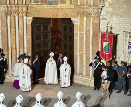 731^ Perdonanza Celestiniana, corteo della Bolla e apertura Porta Santa