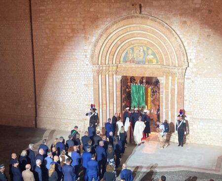 731^ Perdonanza Celestiniana, corteo della Bolla e apertura Porta Santa