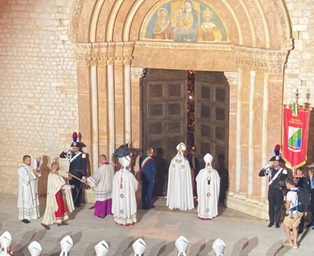 731^ Perdonanza Celestiniana, corteo della Bolla e apertura Porta Santa