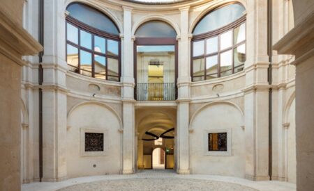 Maurizio Cattelan firma un progetto per L’Aquila 2026