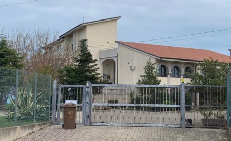 Famiglia nel bosco: i bambini restano nella struttura di Vasto