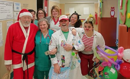 I clown dell’associazione Brucaliffo portano allegria nei reparti ospedalieri
