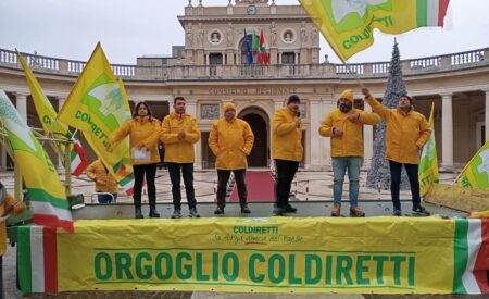 Agricoltori in rivolta: «Basta burocrazia, i nostri redditi a rischio»