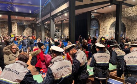 La “Befana del Vigile” torna ad Avezzano e riempie di gioia il Castello Orsini