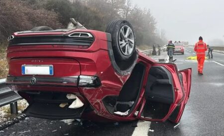 Si ribalta un’auto con quattro persone sulla A25: morta una donna