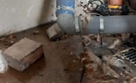 Degrado al Progetto Case di Roio: tubi rotti e acqua su rifiuti maleodoranti