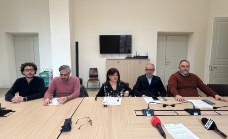 L’Aquila è scontro su sicurezza, minoranza chiede misure immediate. Biondi: «Reati in discesa, 4 milioni per telecamere»