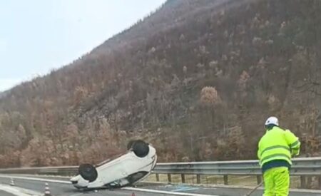 Incidente stradale in A24, auto si ribalta. Due feriti lievi