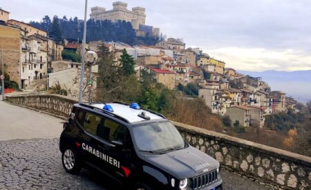 13 dosi di cocaina in auto e 8mila euro in casa: arrestato 34enne a Celano