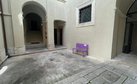 L’Aquila: una panchina lilla nella giornata dei disturbi alimentari