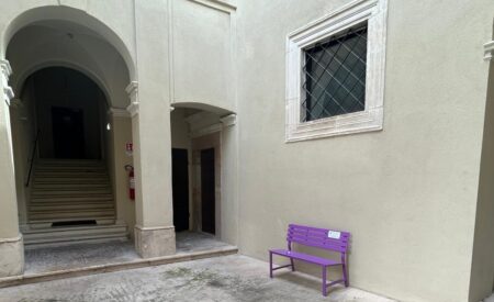 L’Aquila: una panchina lilla nella giornata dei disturbi alimentari