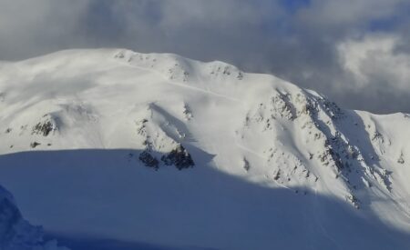 Imponente distacco sul fronte Sud di Monte Aquila, rischio elevato in quota