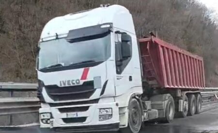 Camion contro il guard rail: traffico in tilt sulla A24