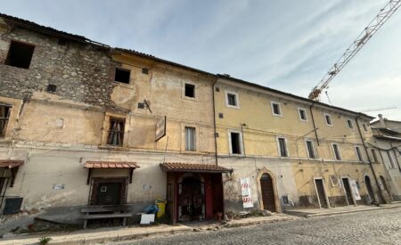 Sede “Salette Aquilane”: ricostruzione ferma a causa di una scala