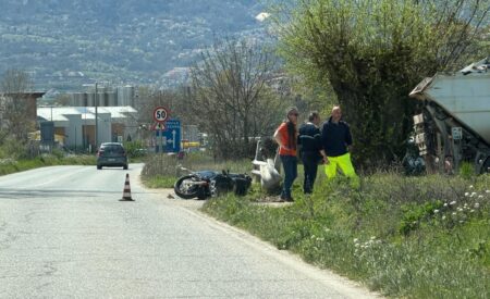 Paganica: incidente tra moto e mezzo Asm, 36enne in ospedale