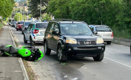L’Aquila: scontro auto-moto su via Antica Arischia, un ferito