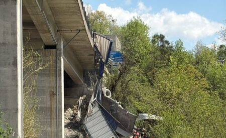Superstrada del Liri: camion precipita dal cavalcavia, morto il conducente