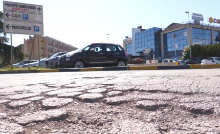 S. Salvatore: buche e asfalto in agonia. Le vie per l’ospedale diventano un percorso di guerra