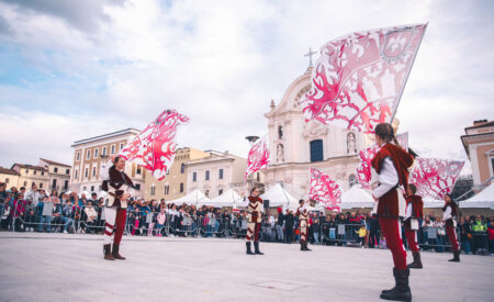 L’Aquila palcoscenico degli sbandieratori:  domani la XII Parata della tradizione