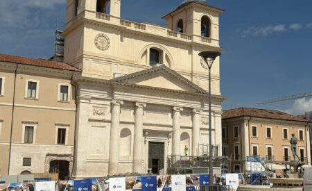 L’Aquila, finalmente la facciata del Duomo: la città riabbraccia la sua cattedrale