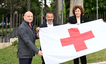 Il Consiglio regionale celebra la CRI: issata la bandiera sul Palazzo dell’Emiciclo