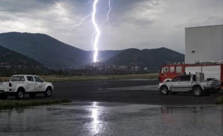 Fulmine sull’Aquila, lo scatto spettacolare dell’Aeroporto dei Parchi