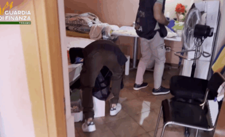 Centro messaggi adibito a casa di appuntamenti: denunciata la titolare