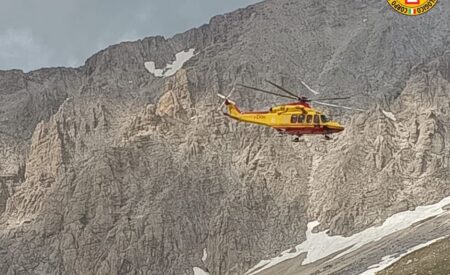 Scivola per 100 metri lungo un nevaio, 26enne soccorso sul Corno Grande