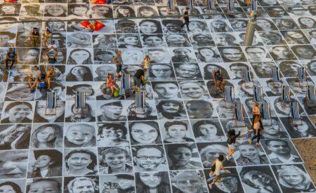 Dall’11 al 15 luglio arrivano in piazza Duomo i ritratti di oltre 2000 aquilani