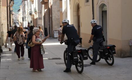L’Aquila: in centro storico poliziotti in servizio in  sella alle e-bike