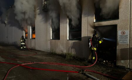 Deposito dolciario in fiamme nel teramano, disagi sull’A24