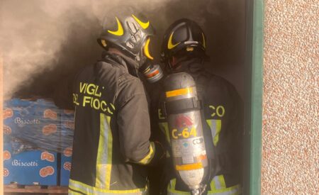 Incendio alla Lazzaroni: rogo verso lo spegnimento