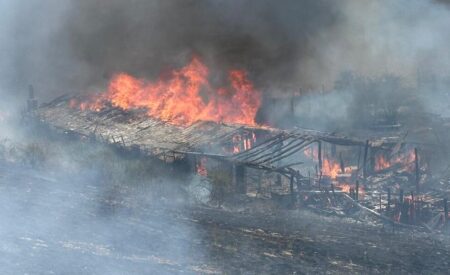 Colonna di fumo nero a Cagnano: a fuoco una struttura in legno