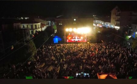 Gioia dei Marsi: piazza gremita per il concerto di Enrico Nigiotti
