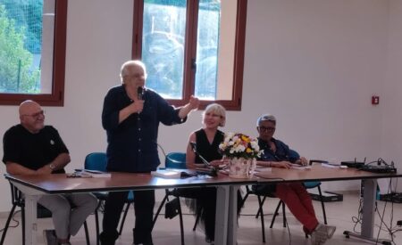 “A spasso con i dinosauri”, un viaggio preistorico semiserio nel libro di Sorgi