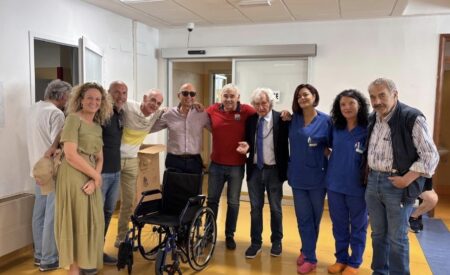 Pronto soccorso: Rotary e L’Aquila per la Vita donano una sedia a rotelle richiudibile