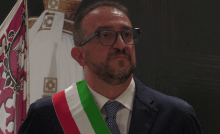 Biondi lega il rito celestiniano alla memoria del terremoto e dei Nove Martiri
