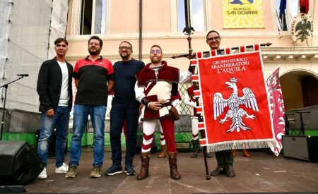 L’Aquila della Torre di palazzo sul nuovo stendardo degli Sbandieratori