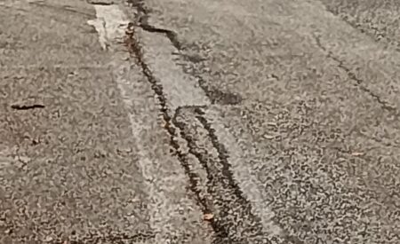 Assenza di segnaletica orizzontale e velocità in via Piemonte: la segnalazione di un cittadino