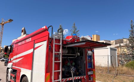 Incendio al San Salvatore, vigili del fuoco in azione vicino all’edificio L5