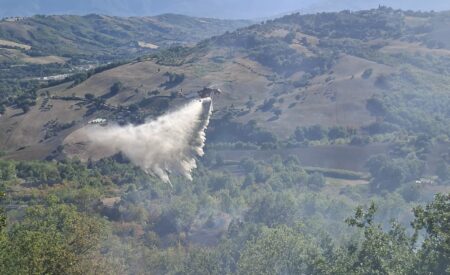 Ancora incendi in Abruzzo: due roghi a Teramo, Vigili del fuoco al lavoro