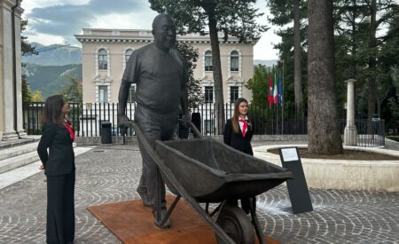 “Figure and wheelbarrow for L’Aquila”: inaugurata l’opera di Ai Weiwei per la città