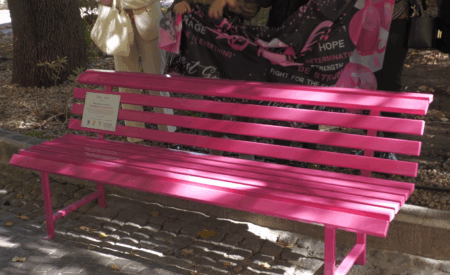 L’Aquila: Salute Donna Odv dona una panchina rosa alla Villa comunale