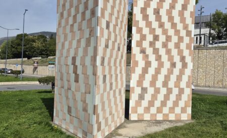 Restaurata “1 x l’altro”, l’opera di Fabrizio Corneli torna a risplendere all’Aquila