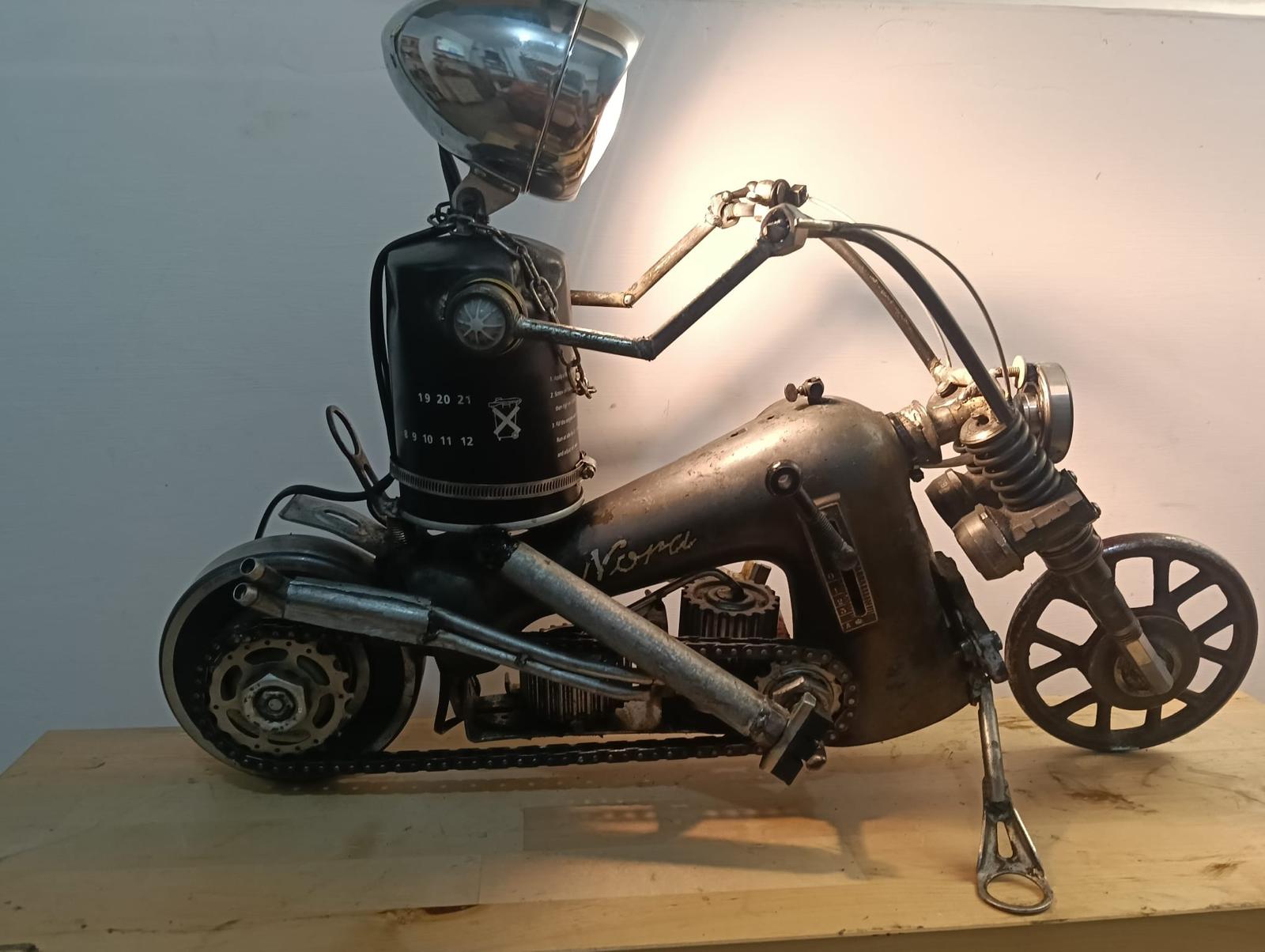 Artigiani creativi: il marsicano Sannito esporrà i suoi Robot-Lamp al Maker Faire Rome