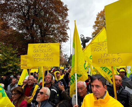 L’Aquila, manifestazione di Coldiretti contro il caro gasolio